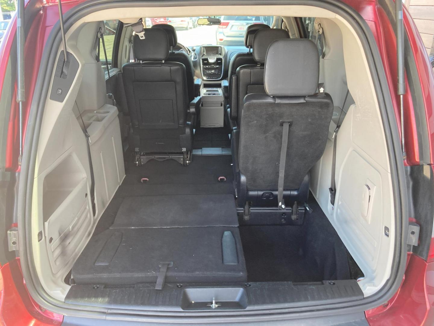 2014 Inferno Red Met Chrysler Town and Country Touring (2C4RC1BG9ER) with an 3.6L V6 DOHC 24V engine, 6-Speed Automatic transmission, located at 1800 South Ihm Blvd, Freeport, IL, 61032, (815) 232-5543, 42.278645, -89.607994 - Photo#8