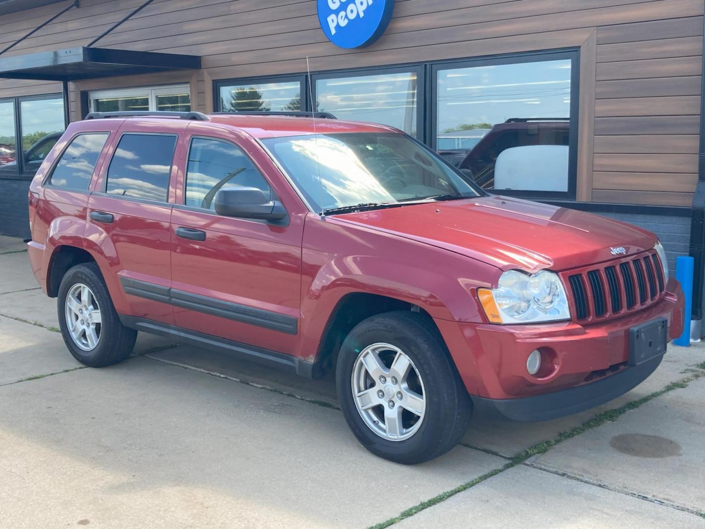 2005 Garnet Red Met. Jeep Grand Cherokee Laredo 4WD (1J4HR48N75C) with an 4.7L V8 SOHC 16V engine, 5-Speed Automatic Overdrive transmission, located at 1800 South Ihm Blvd, Freeport, IL, 61032, (815) 232-5543, 42.278645, -89.607994 - Photo#2