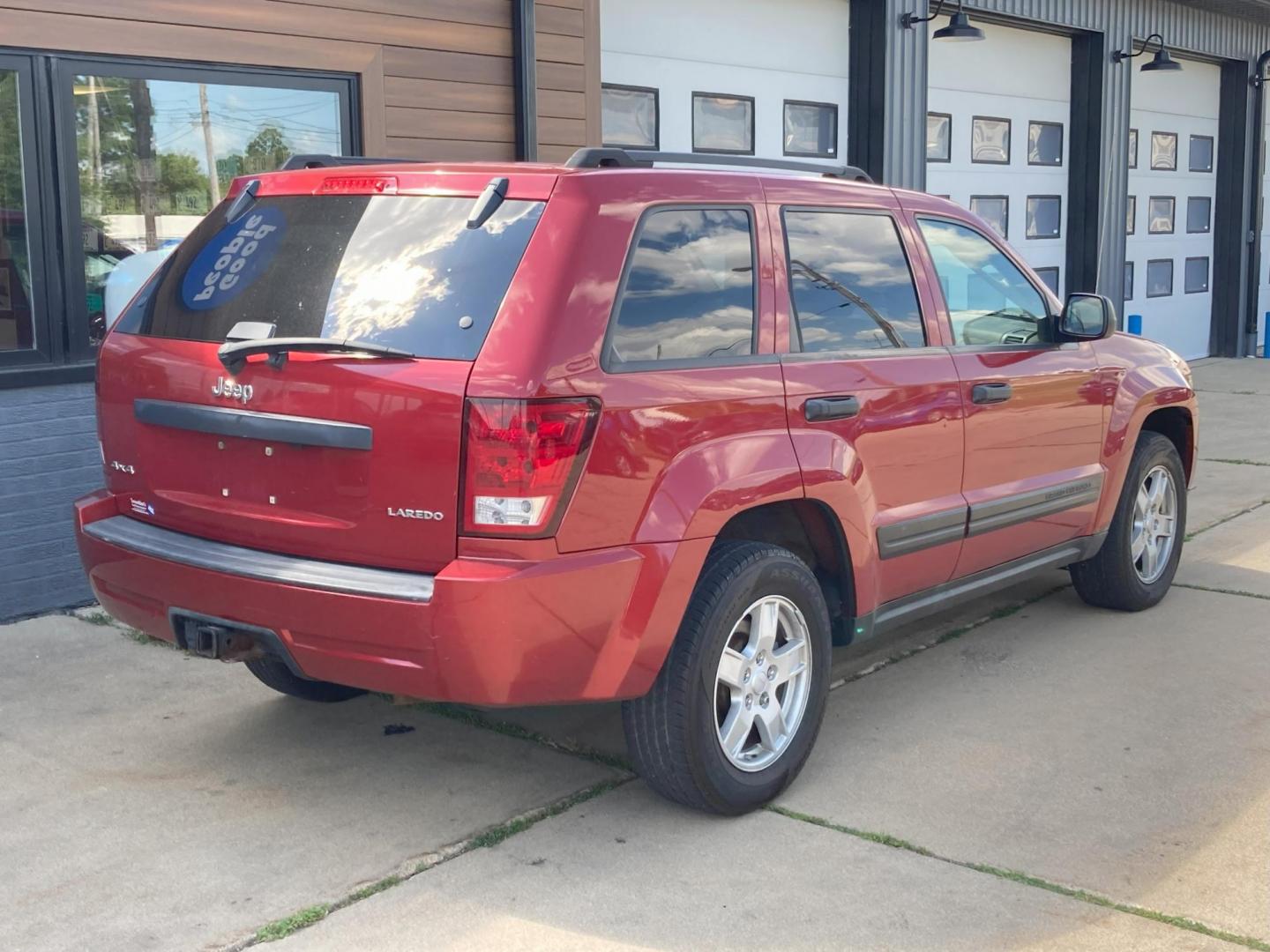 2005 Garnet Red Met. Jeep Grand Cherokee Laredo 4WD (1J4HR48N75C) with an 4.7L V8 SOHC 16V engine, 5-Speed Automatic Overdrive transmission, located at 1800 South Ihm Blvd, Freeport, IL, 61032, (815) 232-5543, 42.278645, -89.607994 - Photo#3