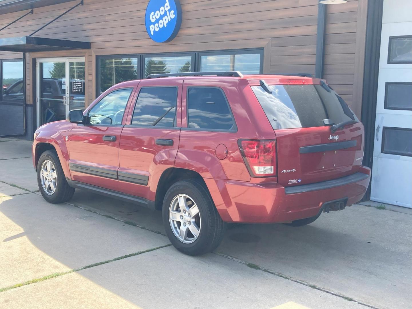 2005 Garnet Red Met. Jeep Grand Cherokee Laredo 4WD (1J4HR48N75C) with an 4.7L V8 SOHC 16V engine, 5-Speed Automatic Overdrive transmission, located at 1800 South Ihm Blvd, Freeport, IL, 61032, (815) 232-5543, 42.278645, -89.607994 - Photo#4