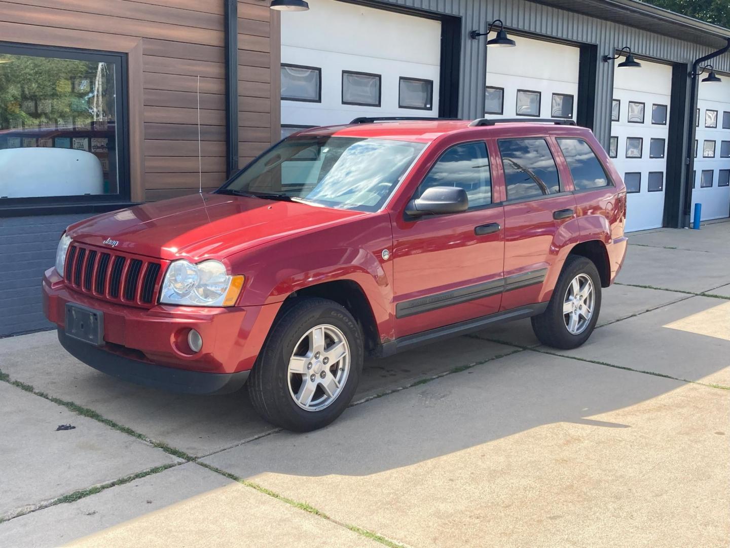 2005 Garnet Red Met. Jeep Grand Cherokee Laredo 4WD (1J4HR48N75C) with an 4.7L V8 SOHC 16V engine, 5-Speed Automatic Overdrive transmission, located at 1800 South Ihm Blvd, Freeport, IL, 61032, (815) 232-5543, 42.278645, -89.607994 - Photo#0
