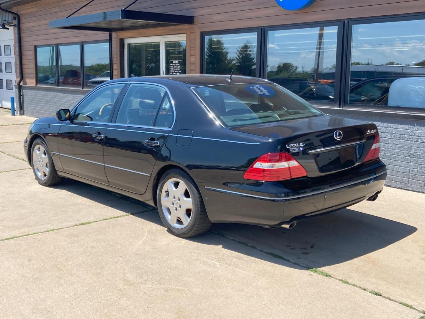 2004 Black Onyx Lexus LS 430 Sedan (JTHBN36F440) with an 4.3L V8 DOHC 32V engine, 6-Speed Automatic Overdrive transmission, located at 1800 South Ihm Blvd, Freeport, IL, 61032, (815) 232-5543, 42.278645, -89.607994 - Photo#2