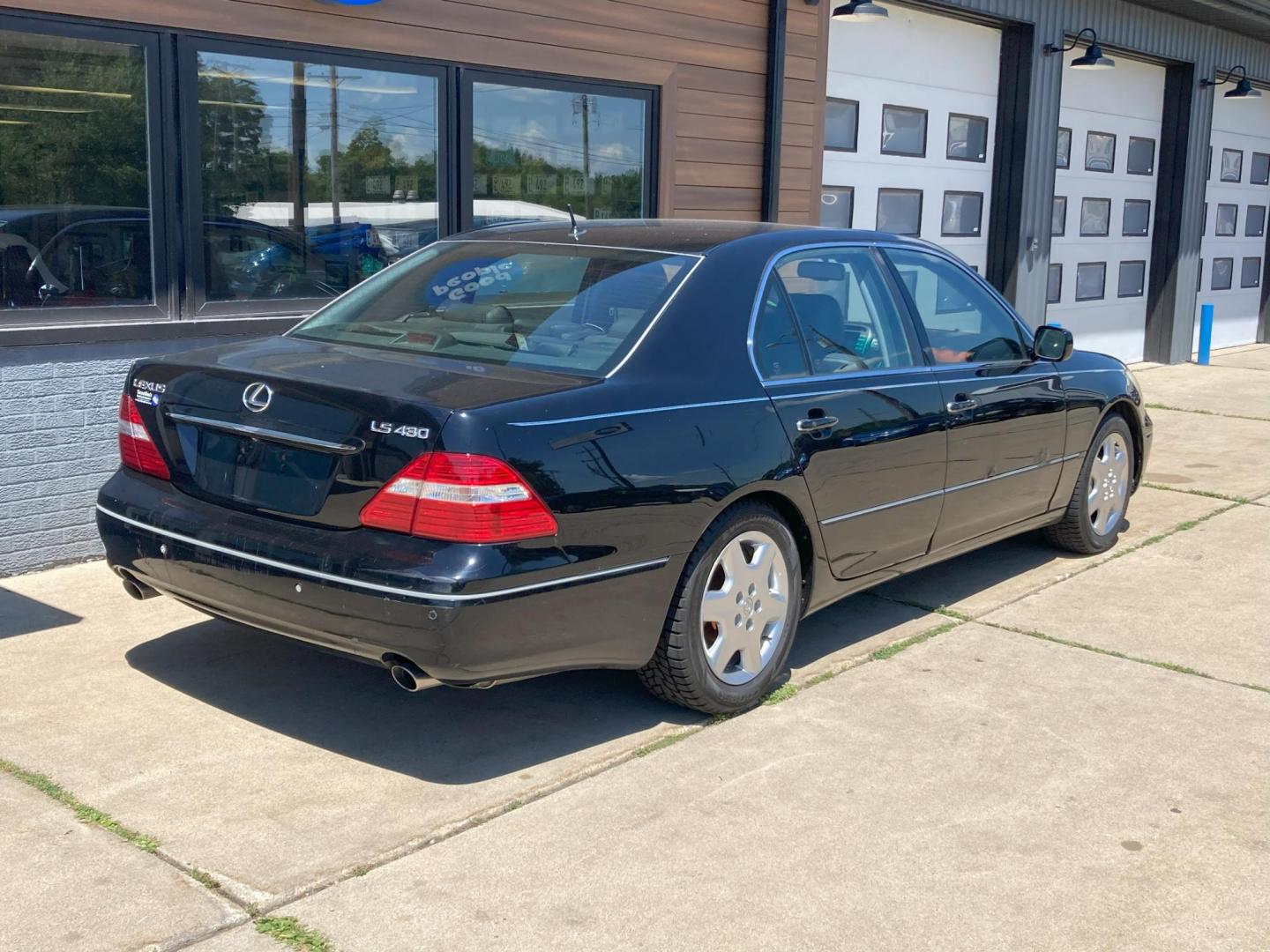 2004 Black Onyx Lexus LS 430 Sedan (JTHBN36F440) with an 4.3L V8 DOHC 32V engine, 6-Speed Automatic Overdrive transmission, located at 1800 South Ihm Blvd, Freeport, IL, 61032, (815) 232-5543, 42.278645, -89.607994 - Photo#1