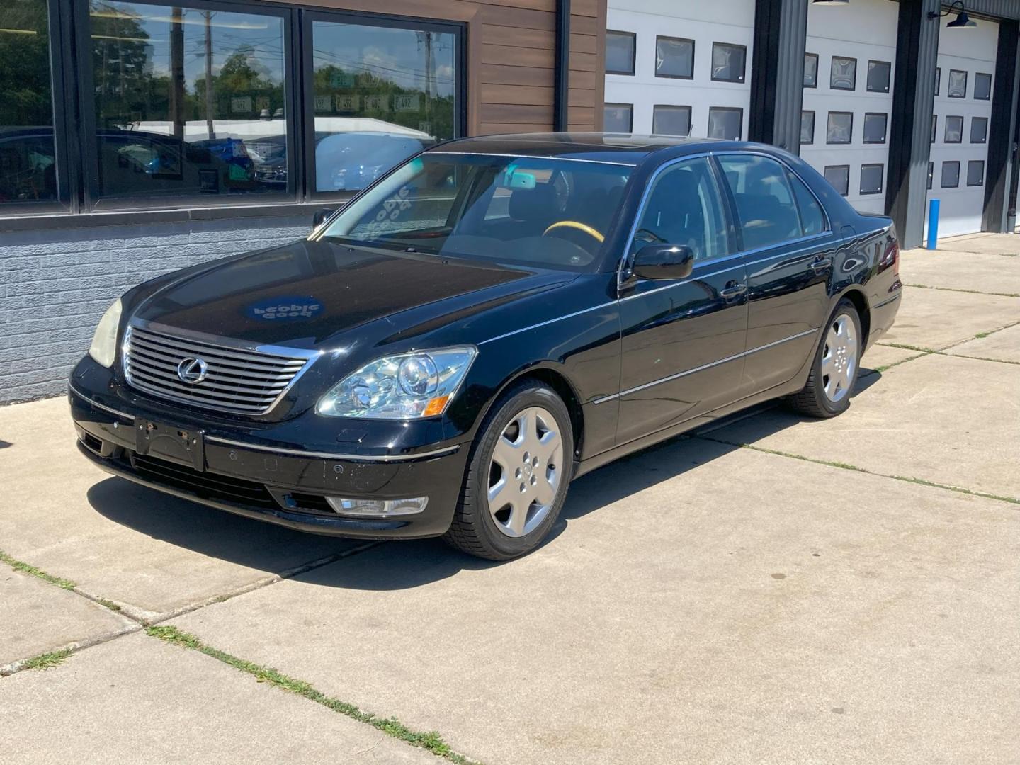 2004 Black Onyx Lexus LS 430 Sedan (JTHBN36F440) with an 4.3L V8 DOHC 32V engine, 6-Speed Automatic Overdrive transmission, located at 1800 South Ihm Blvd, Freeport, IL, 61032, (815) 232-5543, 42.278645, -89.607994 - Photo#3