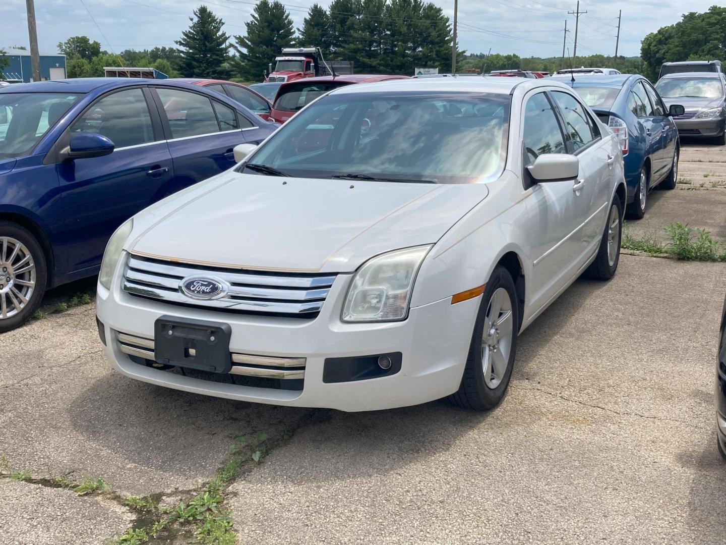 2008 Antique White Ford Fusion SE (3FAHP07Z88R) with an 2.3L L4 DOHC 16V engine, located at 1800 South Ihm Blvd, Freeport, IL, 61032, (815) 232-5543, 42.278645, -89.607994 - Fusion SE 4D Sedan 4 Cyl - Photo#0