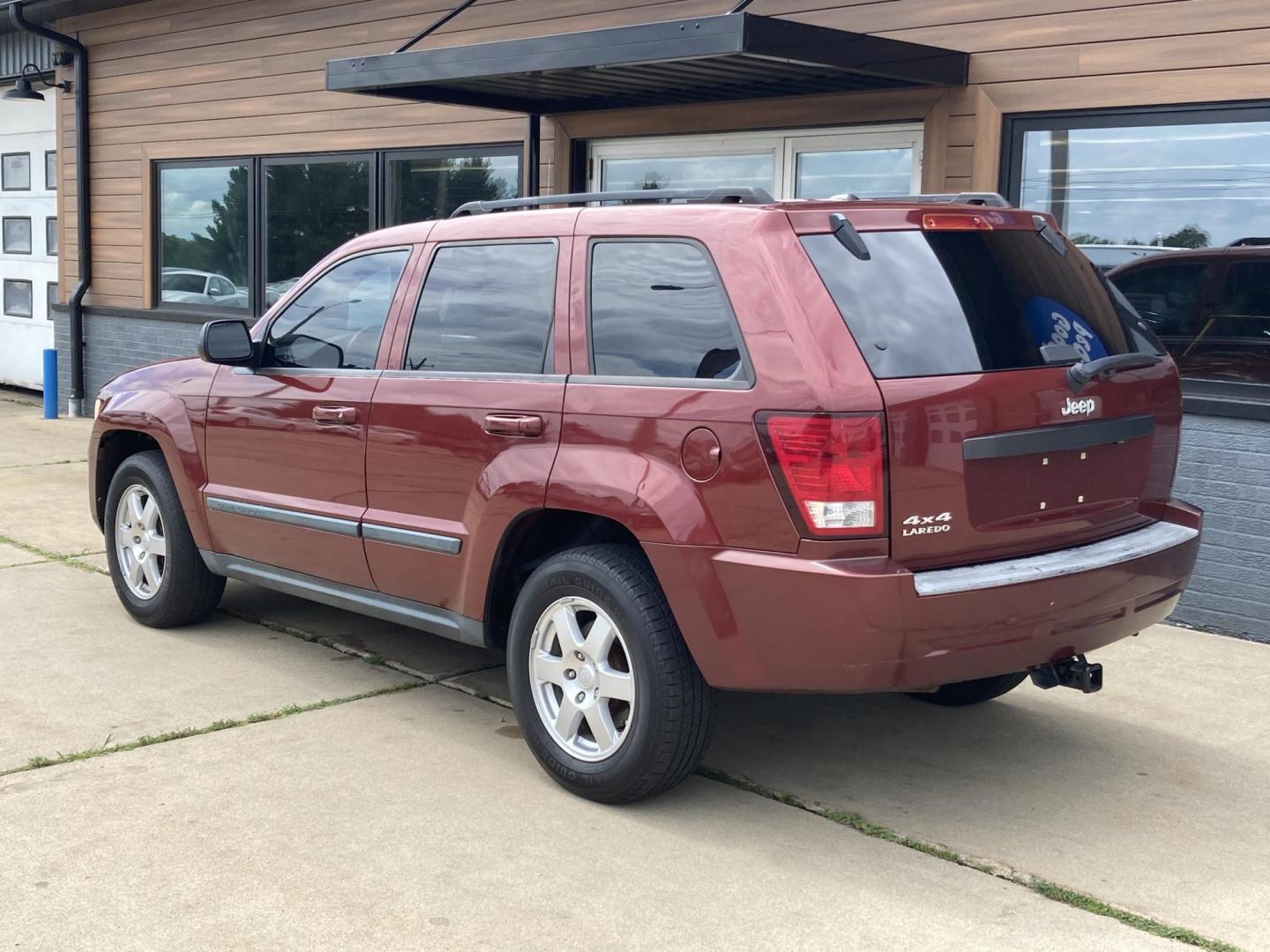 2009 Red Rock Met. Jeep Grand Cherokee Laredo 4WD (1J8GR48KX9C) with an 3.7L V6 SOHC 12V engine, 5-Speed Automatic transmission, located at 1800 South Ihm Blvd, Freeport, IL, 61032, (815) 232-5543, 42.278645, -89.607994 - Grand Cherokee Laredo 4D SUV 4WD - Photo#2