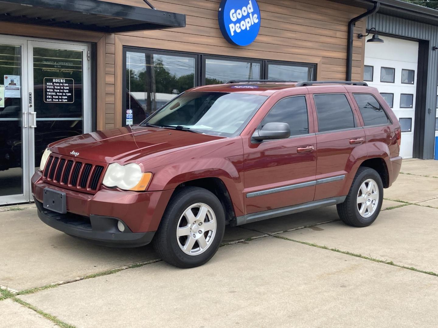 2009 Red Rock Met. Jeep Grand Cherokee Laredo 4WD (1J8GR48KX9C) with an 3.7L V6 SOHC 12V engine, 5-Speed Automatic transmission, located at 1800 South Ihm Blvd, Freeport, IL, 61032, (815) 232-5543, 42.278645, -89.607994 - Grand Cherokee Laredo 4D SUV 4WD - Photo#3