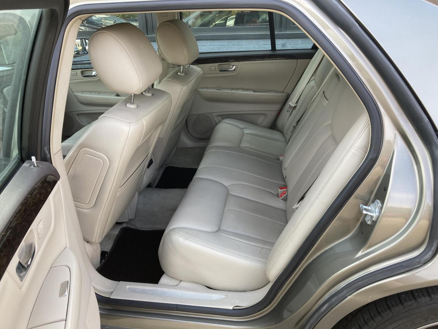 2010 Tuscan Bronze Met Cadillac DTS Luxury (1G6KD5EY0AU) with an 4.6L V8 DOHC 32V engine, 4-Speed Automatic transmission, located at 1800 South Ihm Blvd, Freeport, IL, 61032, (815) 232-5543, 42.278645, -89.607994 - Photo#5