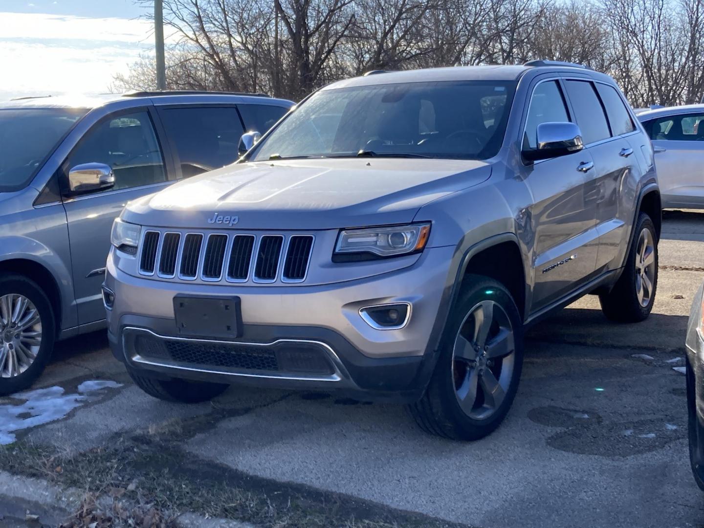 2014 Billiit Silver Jeep Grand Cherokee Limited 4WD (1C4RJFBG7EC) with an 3.6L V6 DOHC 24V engine, 5-Speed Automatic transmission, located at 1800 South Ihm Blvd, Freeport, IL, 61032, (815) 232-5543, 42.278645, -89.607994 - Grand Cherokee Limited 4D SUV 4WD - Photo#0
