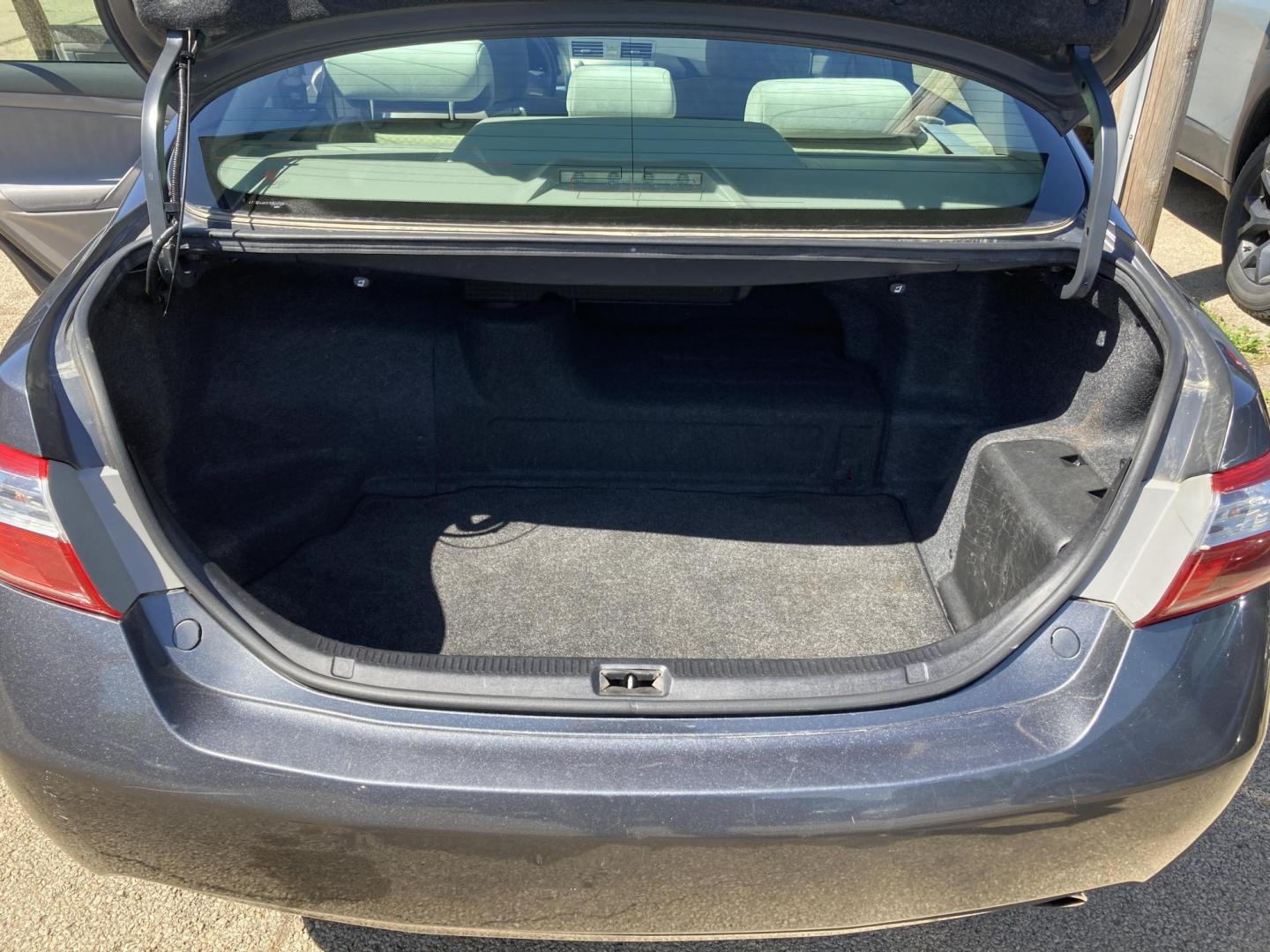 2007 Magnetic Gray Met Toyota Camry Hybrid Sedan (4T1BB46K87U) with an 2.4L L4 DOHC 16V HYBRID engine, CVT transmission, located at 1800 South Ihm Blvd, Freeport, IL, 61032, (815) 232-5543, 42.278645, -89.607994 - Camry Hybrid 4D Sedan - Photo#8