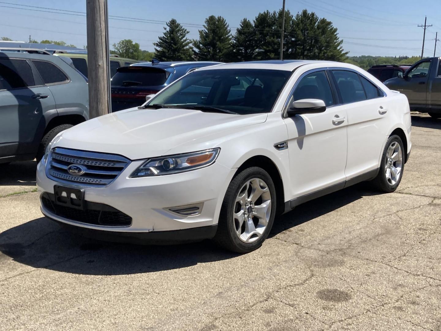 2011 White Platinum Met Ford Taurus SHO FWD (1FAHP2KT3BG) with an 3.5L V6 DOHC 24V engine, 6-Speed Automatic transmission, located at 1800 South Ihm Blvd, Freeport, IL, 61032, (815) 232-5543, 42.278645, -89.607994 - Taurus SHO 4D Sedan AWD - Photo#2