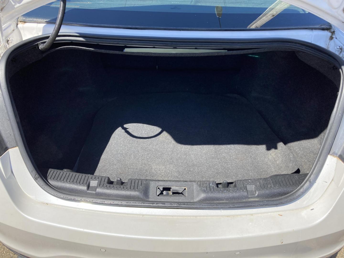 2011 White Platinum Met Ford Taurus SHO FWD (1FAHP2KT3BG) with an 3.5L V6 DOHC 24V engine, 6-Speed Automatic transmission, located at 1800 South Ihm Blvd, Freeport, IL, 61032, (815) 232-5543, 42.278645, -89.607994 - Taurus SHO 4D Sedan AWD - Photo#7