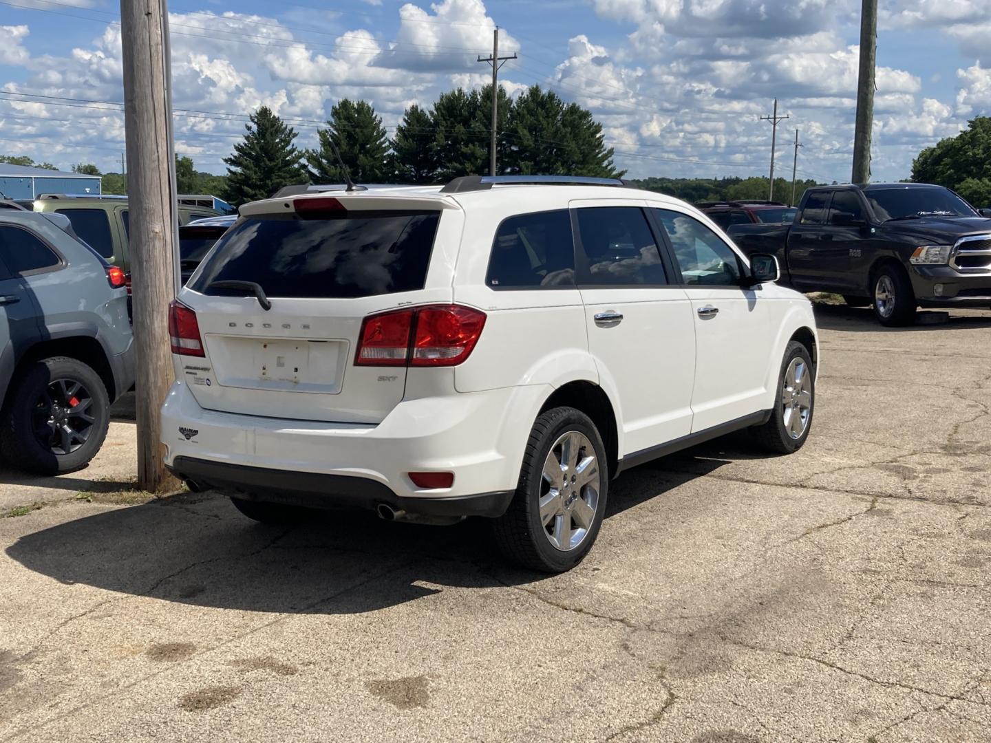 2017 Arctic White Dodge Journey SXT AWD (3C4PDDBG8HT) with an 3.6L V6 DOHC 24V engine, 6A transmission, located at 1800 South Ihm Blvd, Freeport, IL, 61032, (815) 232-5543, 42.278645, -89.607994- Photo#1