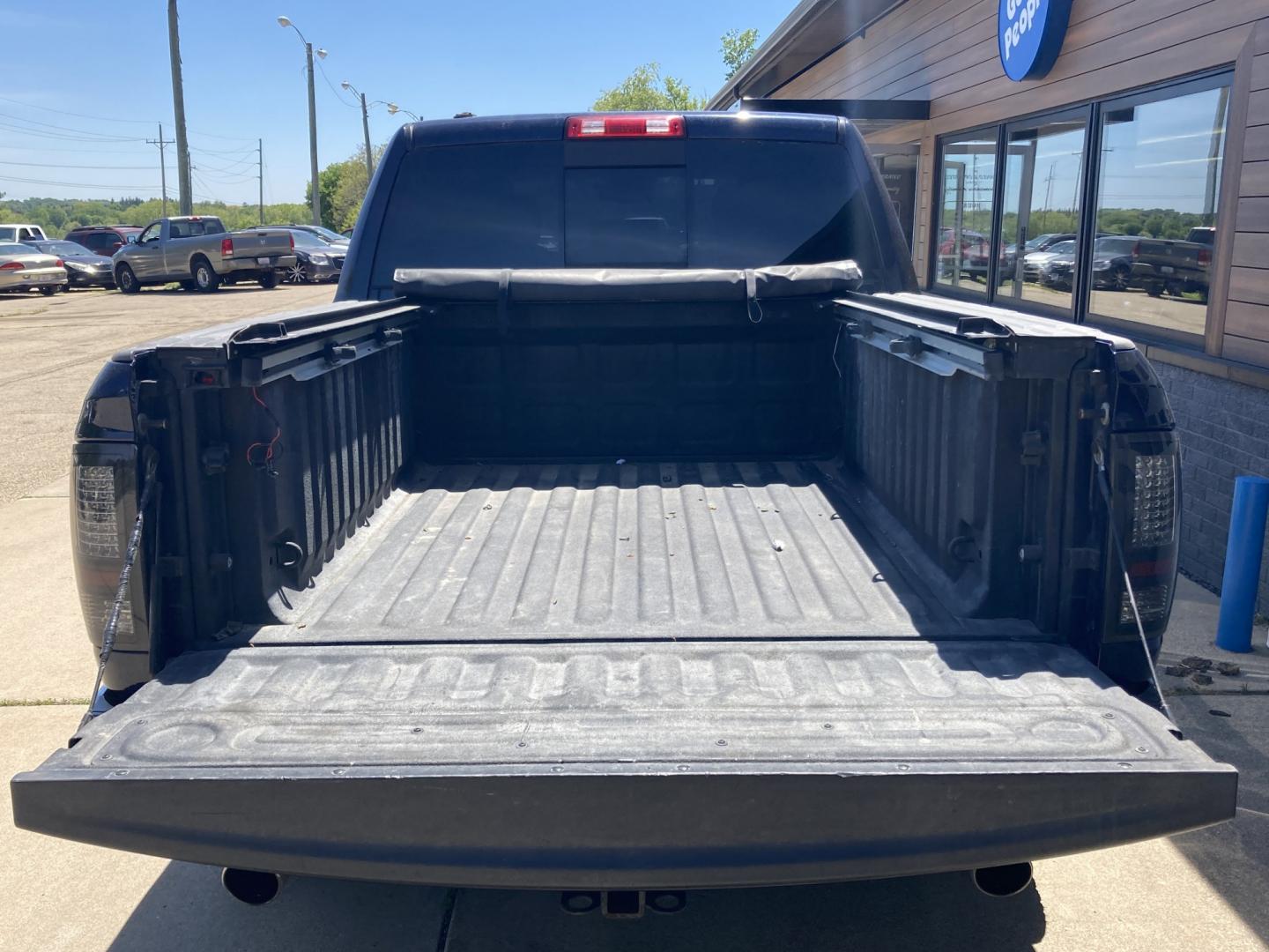 2013 Patriot Blue RAM 1500 SLT Crew Cab SWB 4WD (1C6RR7LT5DS) with an 5.7L V8 OHV 16V engine, 6-Speed Automatic transmission, located at 1800 South Ihm Blvd, Freeport, IL, 61032, (815) 232-5543, 42.278645, -89.607994 - 1500 SLT Crew Cab 4WD- Photo#8