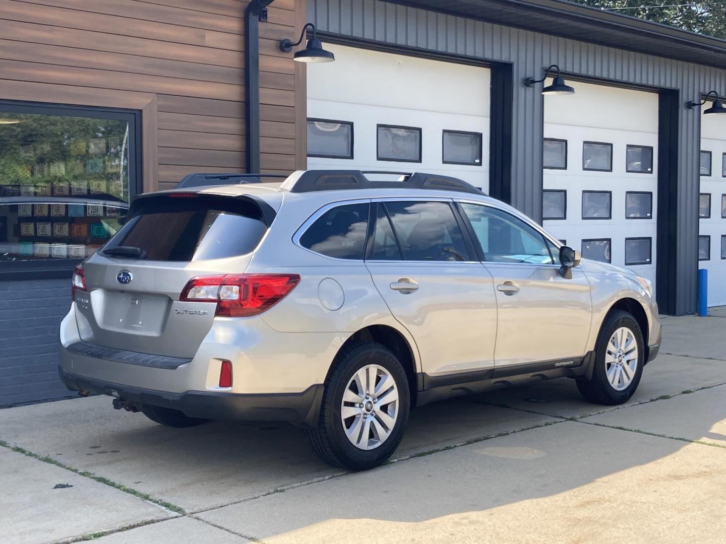 2015 Light Tungsten met Subaru Outback 2.5i Premium (4S4BSBDC3F3) with an 2.5L H4 DOHC 16V engine, 6A transmission, located at 1800 South Ihm Blvd, Freeport, IL, 61032, (815) 232-5543, 42.278645, -89.607994 - Outback Premium 4D Wagon- Photo#1