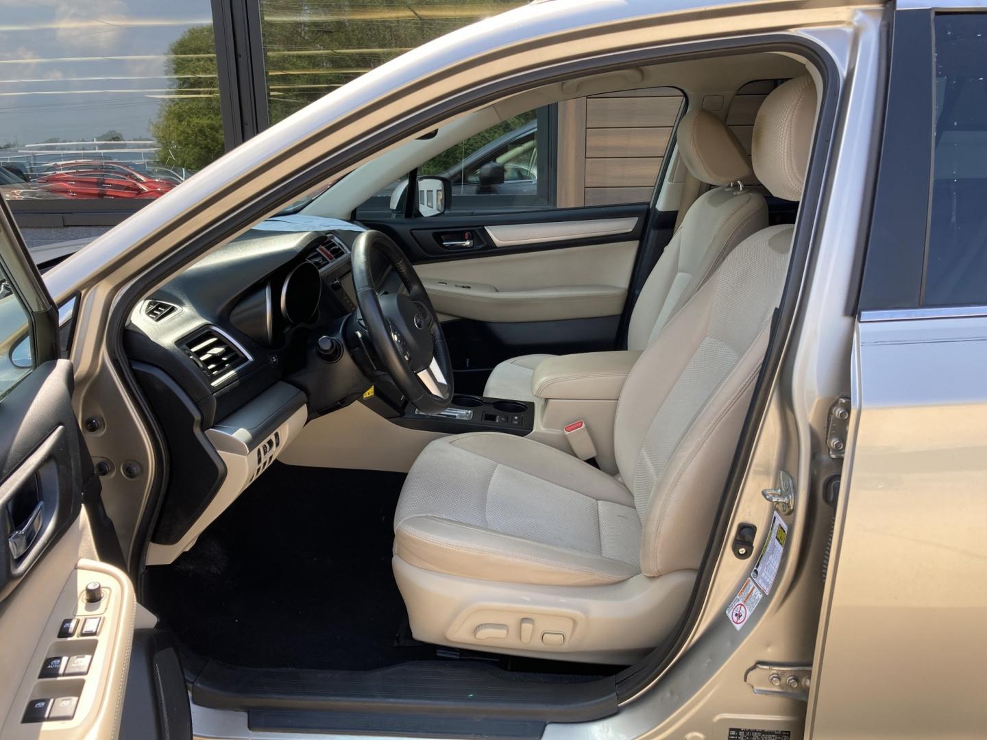 2015 Light Tungsten met Subaru Outback 2.5i Premium (4S4BSBDC3F3) with an 2.5L H4 DOHC 16V engine, 6A transmission, located at 1800 South Ihm Blvd, Freeport, IL, 61032, (815) 232-5543, 42.278645, -89.607994 - Outback Premium 4D Wagon- Photo#4