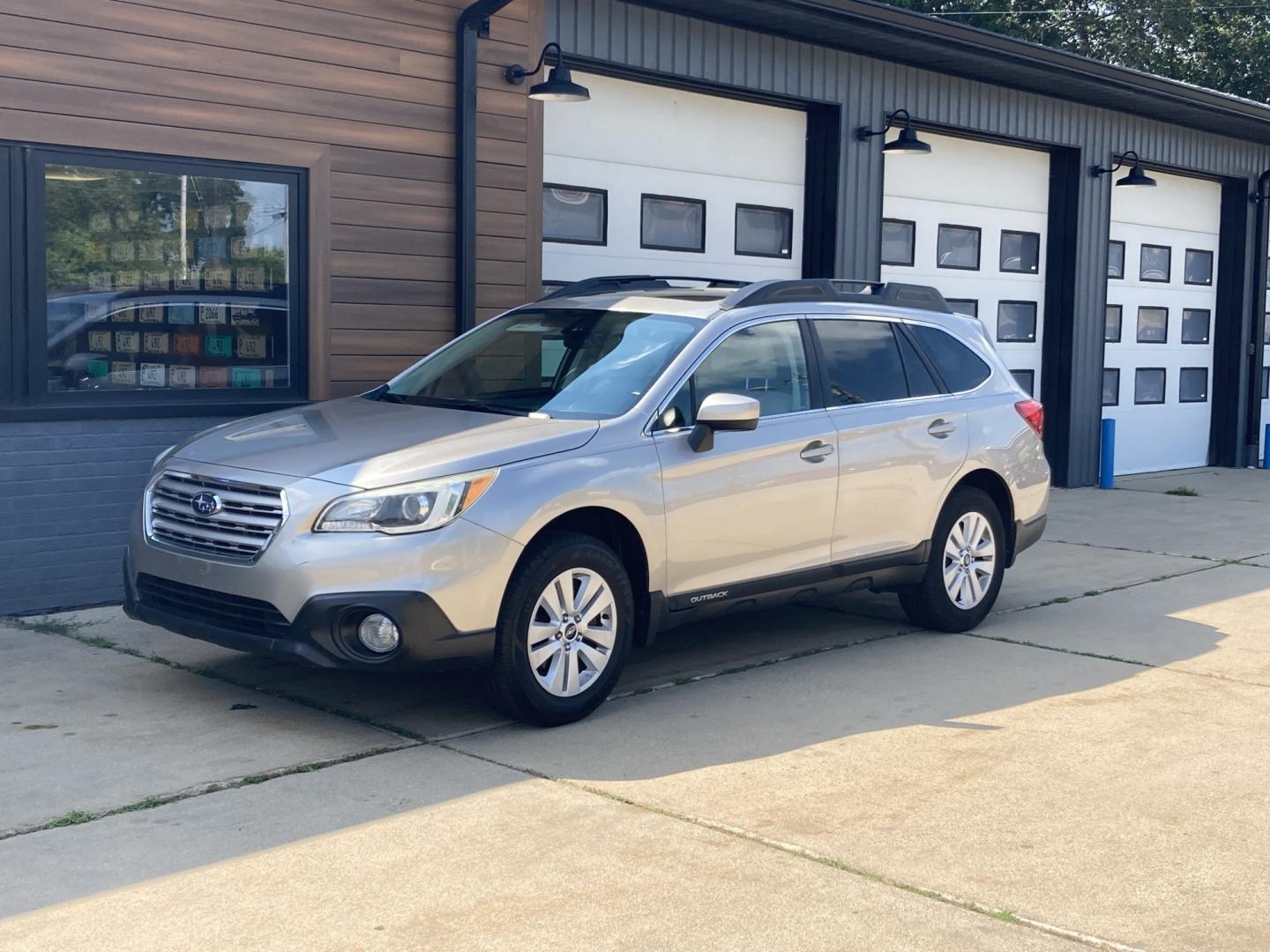 2015 Light Tungsten met Subaru Outback 2.5i Premium (4S4BSBDC3F3) with an 2.5L H4 DOHC 16V engine, 6A transmission, located at 1800 South Ihm Blvd, Freeport, IL, 61032, (815) 232-5543, 42.278645, -89.607994 - Outback Premium 4D Wagon- Photo#3