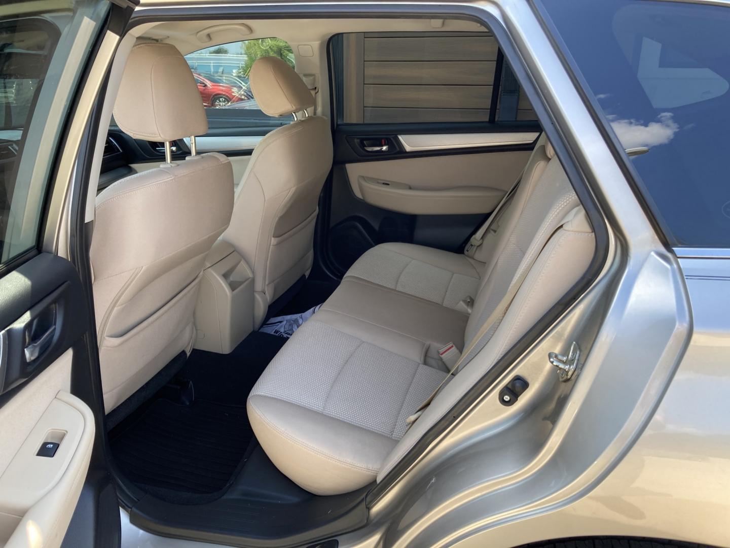 2015 Light Tungsten met Subaru Outback 2.5i Premium (4S4BSBDC3F3) with an 2.5L H4 DOHC 16V engine, 6A transmission, located at 1800 South Ihm Blvd, Freeport, IL, 61032, (815) 232-5543, 42.278645, -89.607994 - Outback Premium 4D Wagon- Photo#7