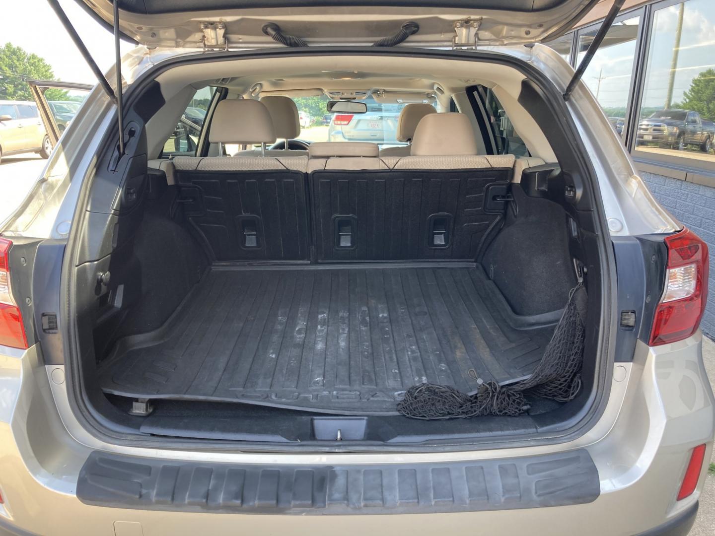 2015 Light Tungsten met Subaru Outback 2.5i Premium (4S4BSBDC3F3) with an 2.5L H4 DOHC 16V engine, 6A transmission, located at 1800 South Ihm Blvd, Freeport, IL, 61032, (815) 232-5543, 42.278645, -89.607994 - Outback Premium 4D Wagon- Photo#8