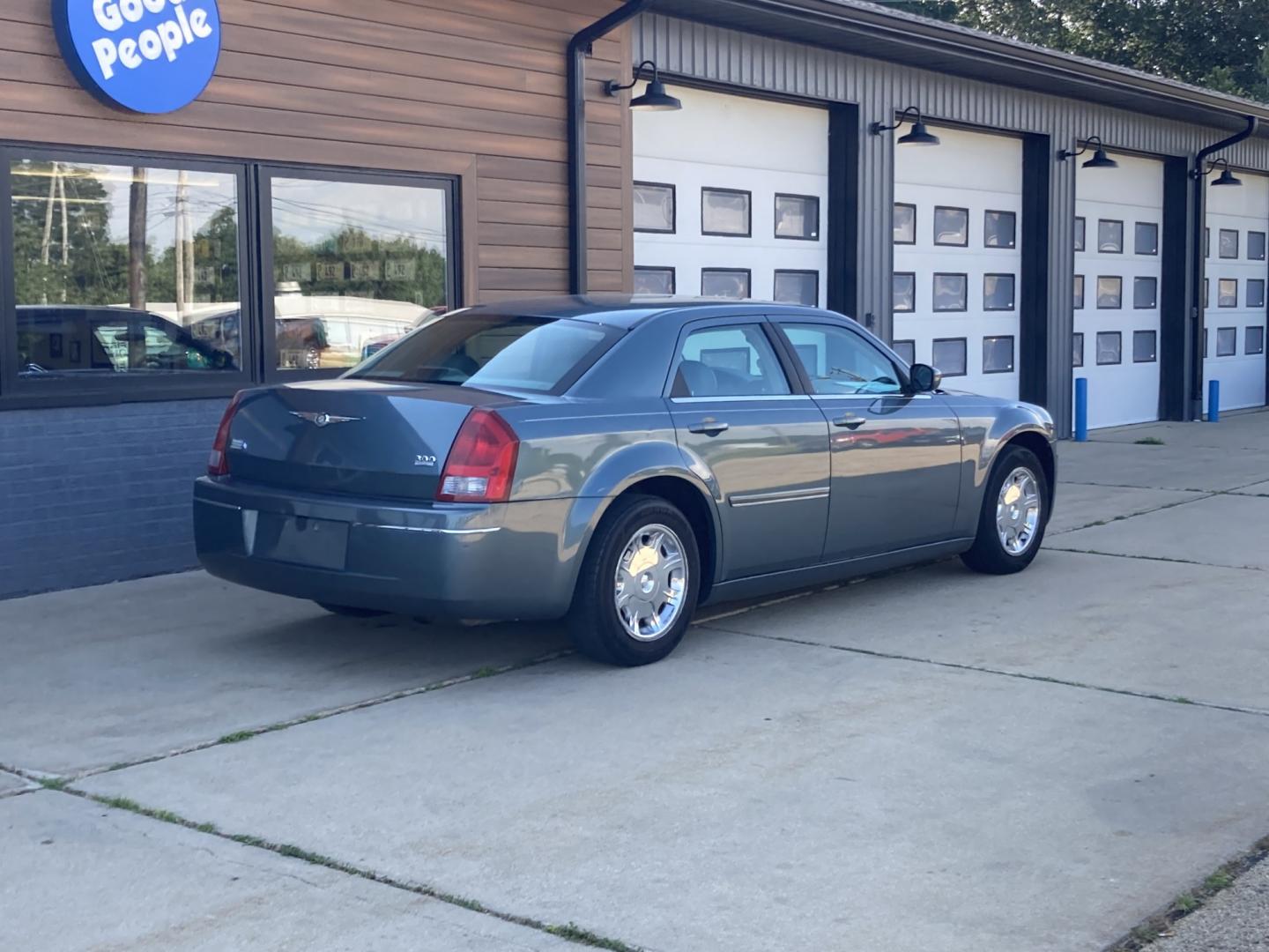 2005 Gray Green Met Chrysler 300 Limited (2C3JA53GX5H) with an 3.5L V6 DOHC 24V engine, 4A OD transmission, located at 1800 South Ihm Blvd, Freeport, IL, 61032, (815) 232-5543, 42.278645, -89.607994- Photo#1
