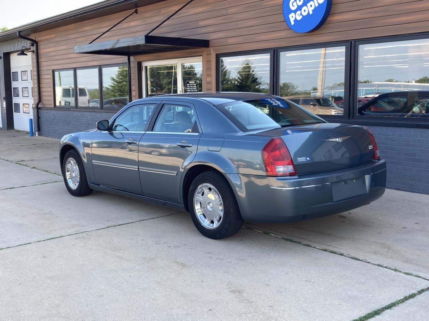 2005 Gray Green Met Chrysler 300 Limited (2C3JA53GX5H) with an 3.5L V6 DOHC 24V engine, 4A OD transmission, located at 1800 South Ihm Blvd, Freeport, IL, 61032, (815) 232-5543, 42.278645, -89.607994- Photo#2