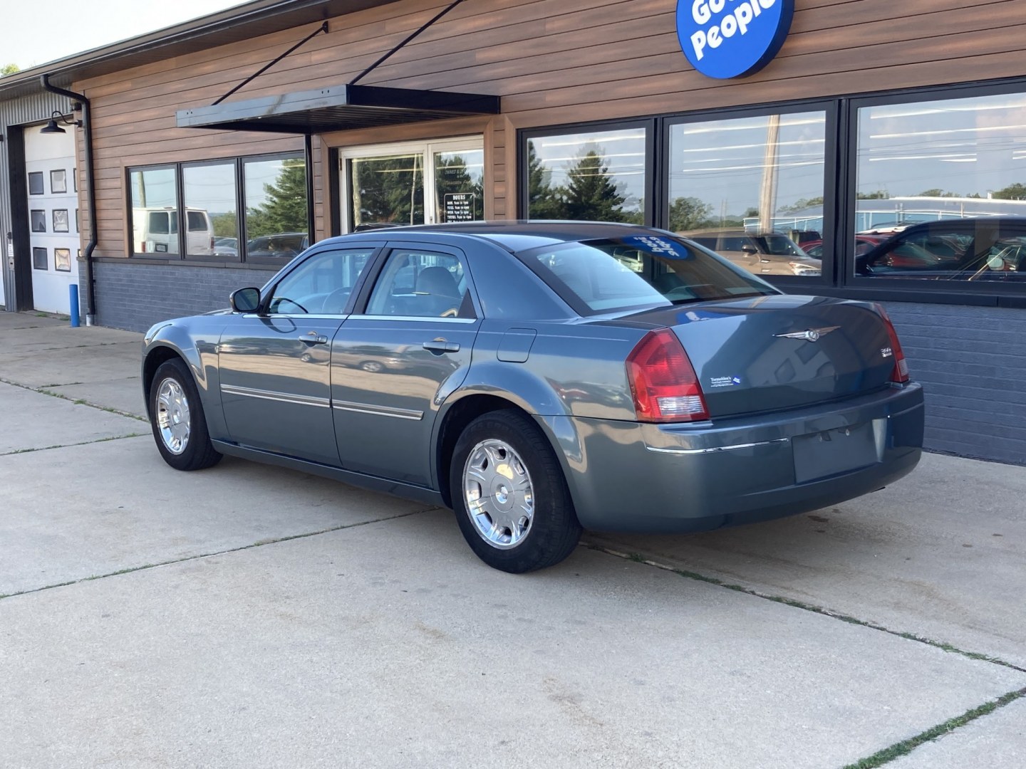 2005 Gray Green Met Chrysler 300 Limited (2C3JA53GX5H) with an 3.5L V6 DOHC 24V engine, 4A OD transmission, located at 1800 South Ihm Blvd, Freeport, IL, 61032, (815) 232-5543, 42.278645, -89.607994- Photo#2