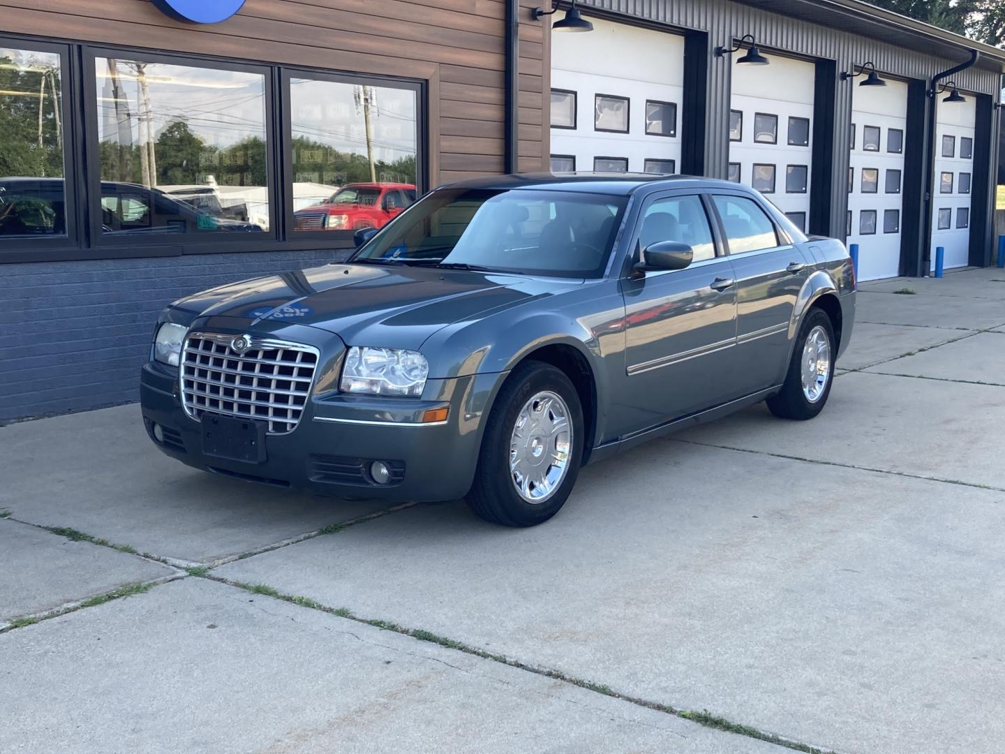 2005 Gray Green Met Chrysler 300 Limited (2C3JA53GX5H) with an 3.5L V6 DOHC 24V engine, 4A OD transmission, located at 1800 South Ihm Blvd, Freeport, IL, 61032, (815) 232-5543, 42.278645, -89.607994- Photo#3