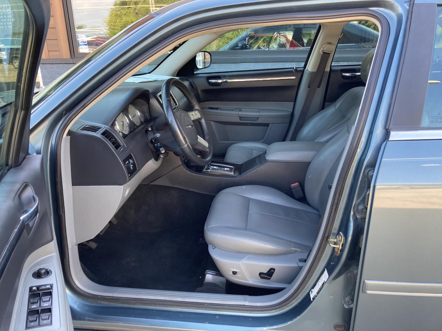 2005 Gray Green Met Chrysler 300 Limited (2C3JA53GX5H) with an 3.5L V6 DOHC 24V engine, 4A OD transmission, located at 1800 South Ihm Blvd, Freeport, IL, 61032, (815) 232-5543, 42.278645, -89.607994- Photo#4