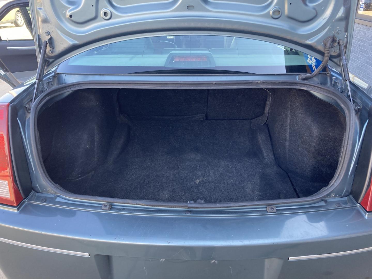 2005 Gray Green Met Chrysler 300 Limited (2C3JA53GX5H) with an 3.5L V6 DOHC 24V engine, 4A OD transmission, located at 1800 South Ihm Blvd, Freeport, IL, 61032, (815) 232-5543, 42.278645, -89.607994- Photo#8